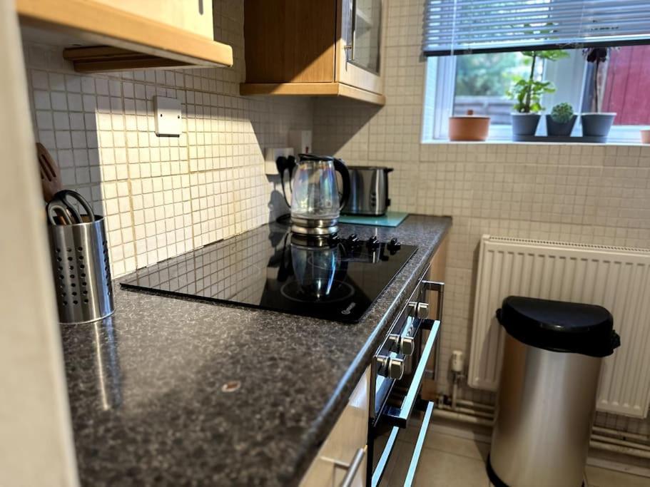 Cosy Entire One Bedroom Hideaway Бромли Экстерьер фото